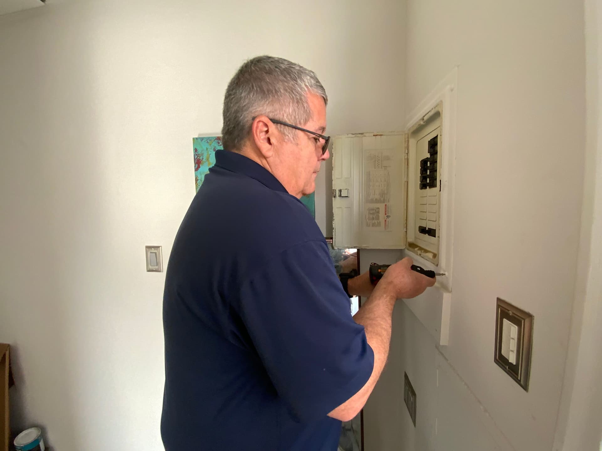 WIN Home Inspector shaking hands with client in front of a house door